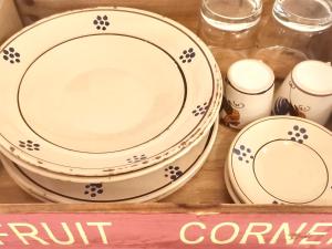 un set di piatti e ciotole in una scatola di legno di Il Piccolo Frantoio - Locazione Turistica a Ostuni Altre 31 foto