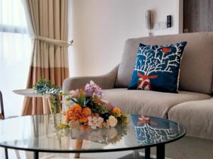 sala de estar con sofá y mesa de cristal en Continew Residence by HomeBrickz, en Kuala Lumpur
