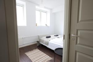 1 dormitorio con cama y ventana en 2ndhomes Cozy 44m2 1BR home with best location in Kamppi!, en Helsinki