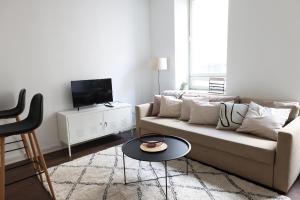 sala de estar con sofá y mesa en 2ndhomes Cozy 44m2 1BR home with best location in Kamppi!, en Helsinki