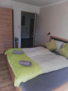 ランデックにあるApart Alpineaのベッドルーム1室(ベッド1台、タオル2枚付)