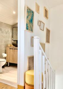 eine weiße Treppe in einem Haus mit Bad in der Unterkunft Charmant Appartement Duplex au calme in Évreux