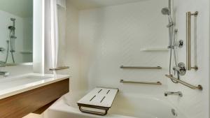 e bagno con servizi igienici, lavandino e doccia. di Holiday Inn Staunton Conference Center, an IHG Hotel a Staunton