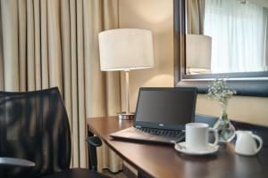 un ordenador portátil sentado en un escritorio en una habitación de hotel en Crowne Plaza Houston Galleria Area, an IHG Hotel, en Houston