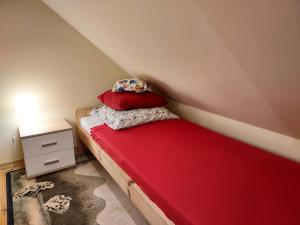 Łóżko lub łóżka w pokoju w obiekcie Jaśminowe Wzgórze