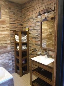 un bagno con lavandino e specchio di Casa de Campo, con Pileta y Asador Criollo!! - "La Ranchada" a Gualeguaychú