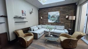 Area tempat duduk di 6000sqft Apartment on Park Lane with Private Swimming pool,Gym&Sauna