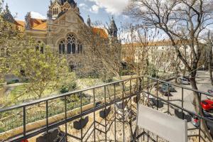 - Balcón con vistas a una iglesia en Synagoge view loft bestern, en Szeged