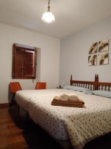 1 dormitorio con 1 cama con 2 toallas en Casa Rural Juankonogoia, en Urrotz