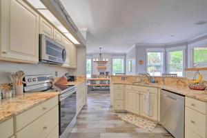 Η κουζίνα ή μικρή κουζίνα στο Backyard Oasis with Pool Airy Crystal River Retreat