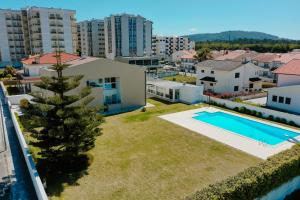 una vista aérea de una casa con piscina en Regina Beach - Villa with Private Pool, en Viana do Castelo