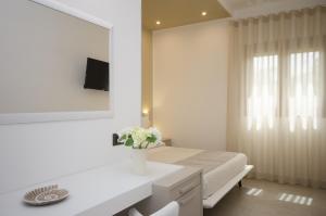 a hotel room with a bed and a television at Cala di Ponente in Castelluzzo