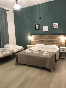 フィウミチーノにあるカーサ マルツィオ アパートメントのベッドルーム1室(大型ベッド1台、タオル付)