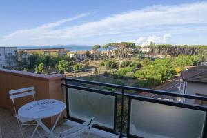 einen Balkon mit Stadtblick in der Unterkunft Pineta di ponente in Follonica