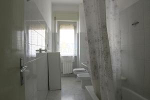 Vonios kambarys apgyvendinimo įstaigoje Pineta di ponente
