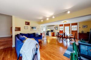 sala de estar con sofá azul y mesa en Vineyard Escape, en Vineyard Haven