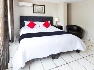 Кровать или кровати в номере Boca Inn Hotel & Suites