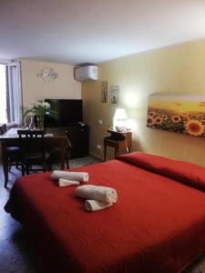 カステッランマーレ・デル・ゴルフォにあるMonolocale La Chiccaのベッドルーム1室(赤いベッド1台、タオル2枚付)