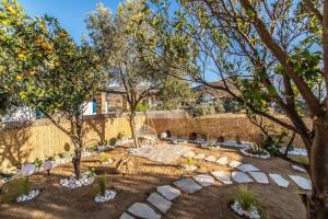 A garden outside Livadi house Tinos 2 katwi