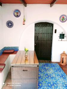 a room in a house with a green door at Ideal Perros Patio Privado Casa Jaruf in Arcos de la Frontera