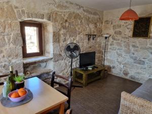 Televízia a/alebo spoločenská miestnosť v ubytovaní Apartment Maestro