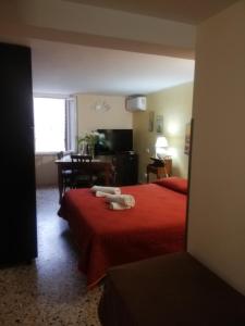 カステッランマーレ・デル・ゴルフォにあるMonolocale La Chiccaの赤いベッド1台(赤い毛布付)が備わるベッドルーム1室が備わります。