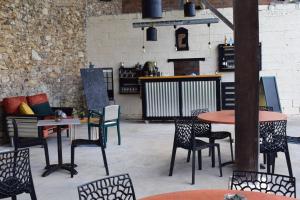 a group of tables and chairs in a patio at L'Horizon des Landes in Doazit