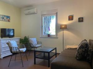 TV a/nebo společenská místnost v ubytování Grand Pool Apartment Ika-Opatija