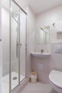 La salle de bains est pourvue d'une douche, de toilettes et d'un lavabo. dans l'établissement Premiere Classe Rennes Ouest - Le Rheu, à Le Rheu