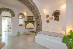 A bed or beds in a room at Livadi house Tinos 2 katwi