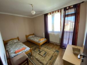 una piccola stanza con un letto e una finestra di Апартамент "Вила Аква" a Burgas