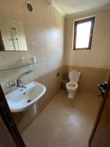 un bagno con lavandino e WC di Апартамент "Вила Аква" a Burgas