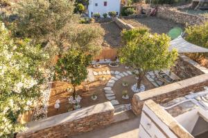 Vonkajšia záhrada v ubytovaní Livadi house Tinos 2 katwi