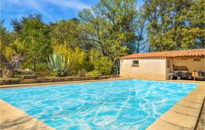 una piscina nel cortile di una casa di Gorgeous Home In Montignargues With Private Swimming Pool, Can Be Inside Or Outside a Montignargues