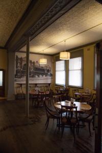 - une salle à manger avec des tables, des chaises et des fenêtres dans l'établissement Hotel Cessnock, à Cessnock