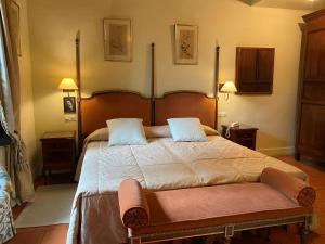 เตียงในห้องที่ Hotel Caserío de Lobones