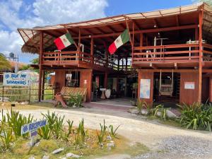 ein Gebäude mit Flaggen auf der Vorderseite in der Unterkunft Eco Cabañas Bluekay in Mahahual