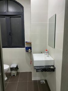 Koupelna v ubytování Lex Homestay Hotel + 30 fotografií