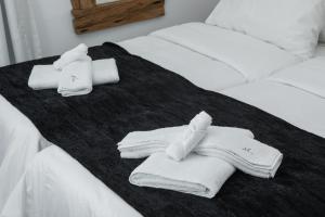 En eller flere senge i et værelse på She Mykonos - Luxury Apartments