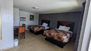 A bed or beds in a room at TOCCOA MOTEL