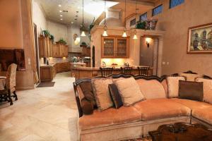 sala de estar con sofá y cocina en Camelback Mountain Mansion in Paradise Valley, AZ, en Scottsdale