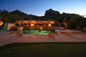 斯科茨代爾的住宿－Camelback Mountain Mansion in Paradise Valley, AZ，房屋中间的游泳池