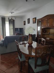 sala de estar con mesa y sofá en Casa Rural Moreno en Setenil