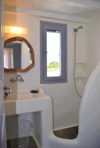 bagno con lavandino e specchio di House of Nikol - Cycladic Sensation ad Áno Merá