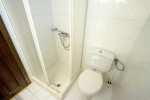 サニビーチにあるMuses Villas Resortの小さなバスルーム(シャワー、トイレ付)