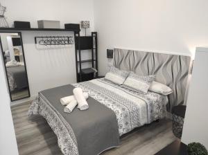Tempat tidur dalam kamar di APARTAMENTO TURISTICO LYRA BAENA