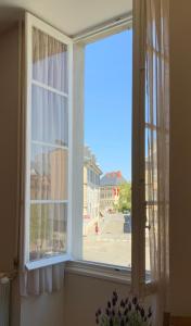 ein offenes Fenster mit Straßenblick in der Unterkunft LA COSY FACTORY - Centre historique in Chambéry