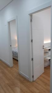 Łóżko lub łóżka w pokoju w obiekcie Amplio piso exterior en el centro de Santander
