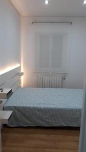 sypialnia z łóżkiem w białym pokoju w obiekcie Amplio piso exterior en el centro de Santander w mieście Santander