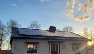 una casa con paneles solares en el techo en Hassellyckan en Ulricehamn